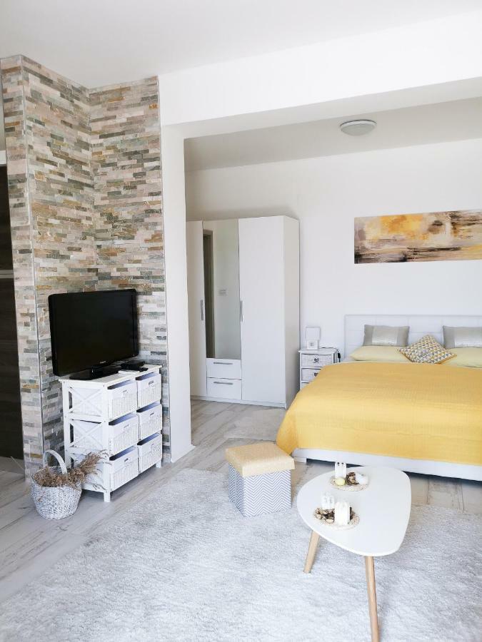 Studio Apartment "Brigita",Parking With Gate 리예카 외부 사진